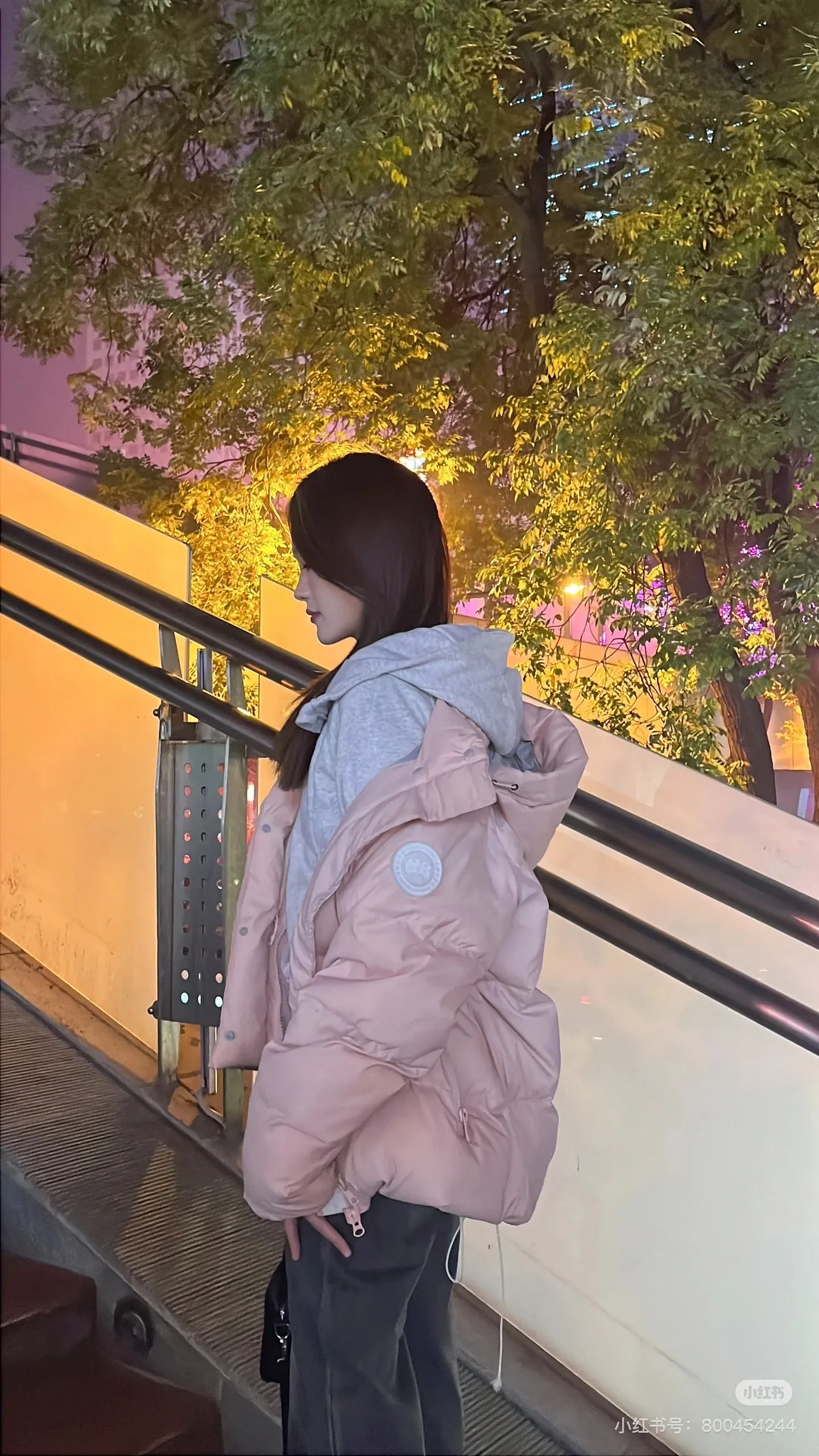 P770 model number: G124 Canada Goose PASTELS series new Parker couple's hooded down jacket 1️⃣The fabric is made of soft EnduraLuxe fabric, which enhances the durability of easy-to-wear parts, is lightweight and durable; the inner liner is made of anti-velvet gallbladder, which is comfortable and soft without velvet. It has a detachable hood, can be adjusted in two directions, and is also filled with down, which brings greater softness and wrapping around the head and neck, and is full of warmth. This parka features white trim on the back and sides, and the hardware locks are all original and custom-made to match the muted fabric color. Goose label: The official website’s new series of silicone material labels, non-embroidery labels. 2️⃣It is very youthful and energetic, and can be easily worn by both men and women. It is very in line with the fashion aesthetic concepts of today's young people! 3️⃣ A full set of customized accessories, complete with three standards, same style for men and women, a must-have for couples! Color: black, white, pink, stone gray, water-soluble blue Size: XS, S, M, L